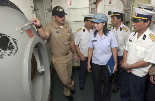 参观美国海军军舰的海军军官(2025-08-04)